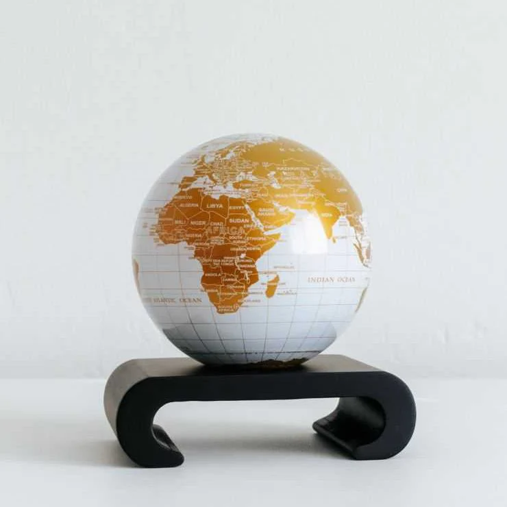 Pearl White & Gold Globe - Image 10