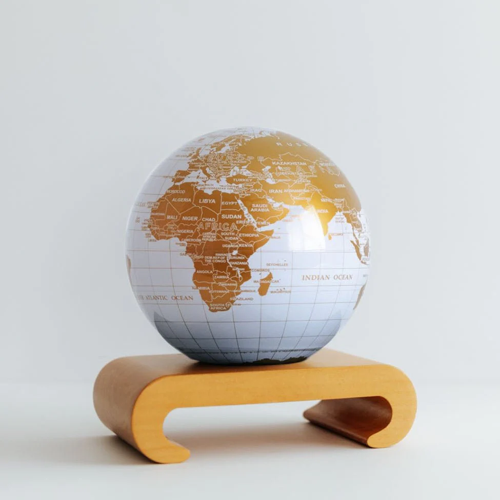 Pearl White & Gold Globe - Image 12