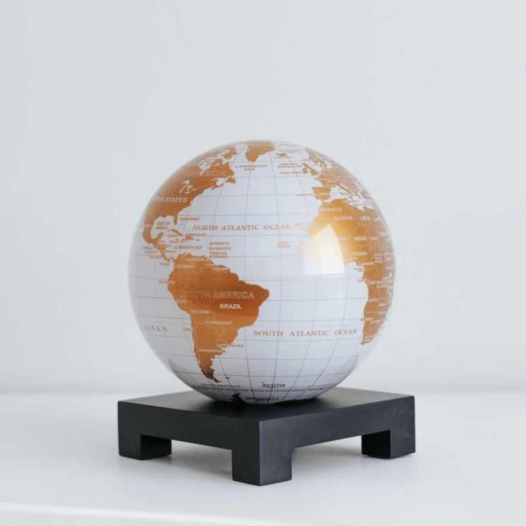 Pearl White & Gold Globe - Image 15