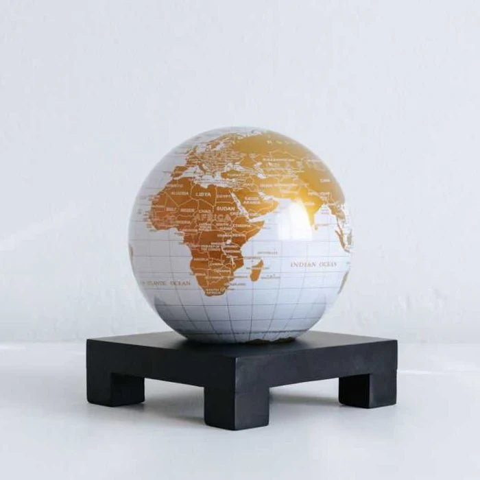 Pearl White & Gold Globe - Image 8