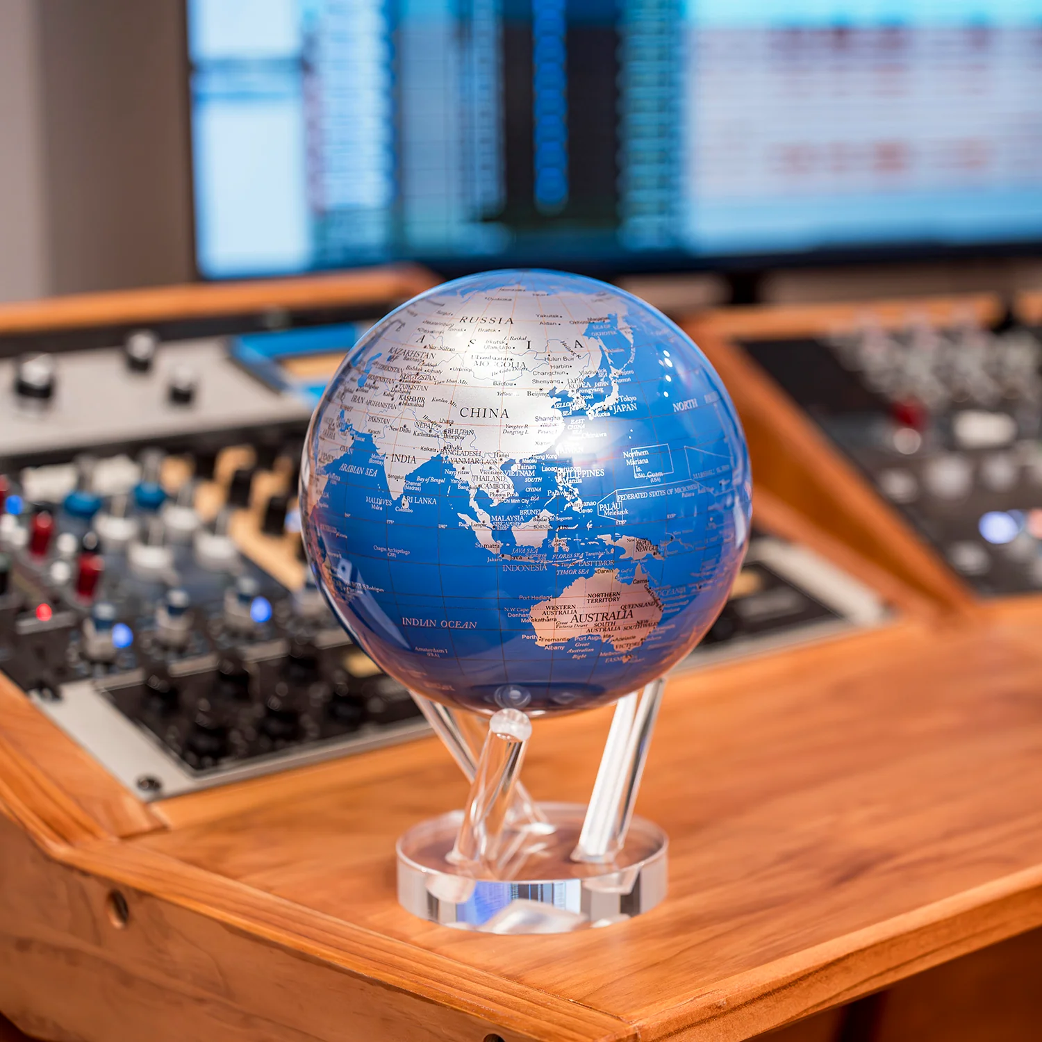 Royal Blue & Silver Globe - Image 4